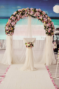 在婚礼上的花拱中楣色调，背景