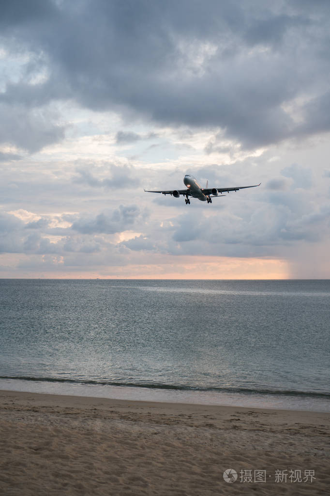 飞机飞越海面上空阴云密布的天空