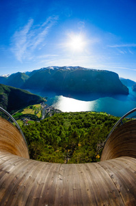 在挪威 Aurlandsfjord 观与平台