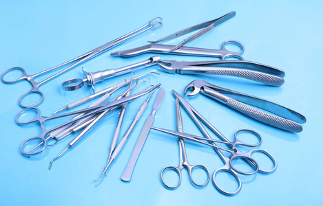 手术器械和手术桌上的工具图片