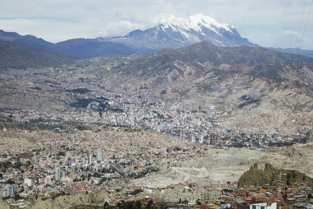 拉巴斯市和伊伊马尼山山地，玻利维亚的鸟瞰图