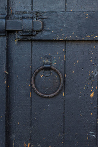 在旧的金属门上的锁闩锁