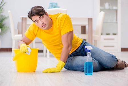 男人丈夫清洗家里帮他的妻子