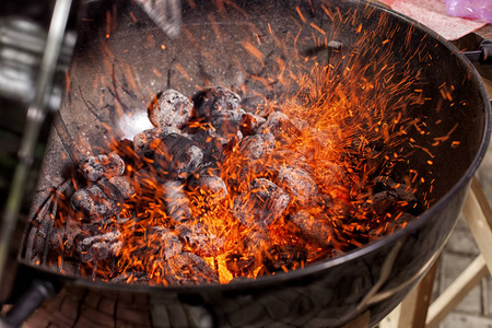 空热木炭烧烤用的火焰