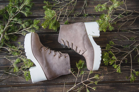 男鞋棕色木制背景上照片 正版商用图片0092uc 摄图新视界