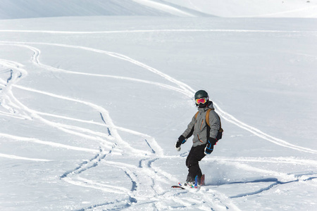 在佐治亚州的滑雪胜地而阳光明媚的冬日滑雪在新鲜的雪上滑雪坡上的滑雪者