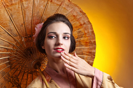 美丽的女人用的伞的传统日本和服