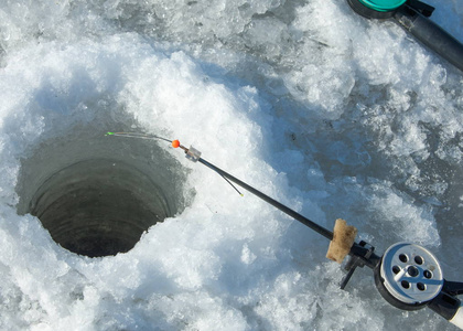 河水泛滥的渔民。撕裂的河冰渔民。与最后一个冰上渔民在冰上的河流。早春俄罗斯鞑靼斯坦马河