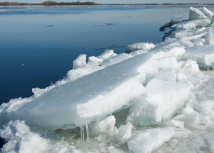 春淹，冰水，早春江上..早春俄罗斯鞑靼斯坦马河