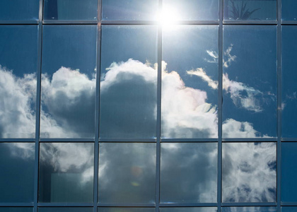 建筑窗户的反射.蓝色的窗户,云层反射在窗户上照片