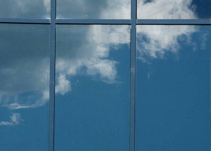 纹理图案背景。 建筑窗户的反射。 蓝色的窗户云映在窗户上