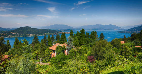 在意大利景观全景的湖和山