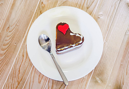 在白板上加红色心心形状的巧克力蛋糕
