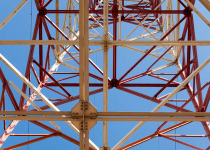 纹理能量柱。 蓝天电塔的细节从下面的高压电柱