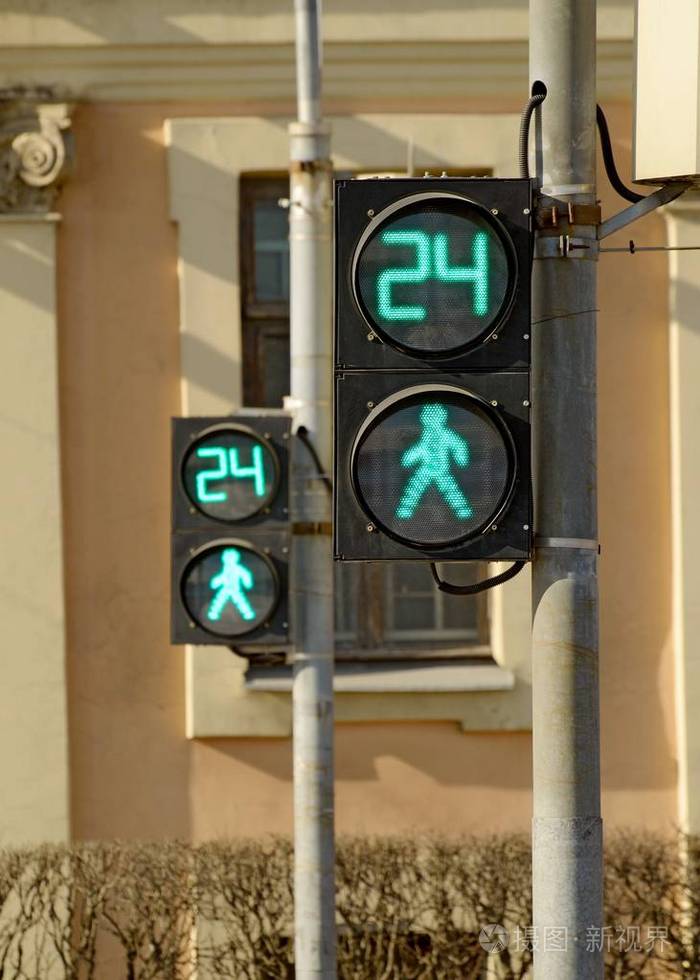 在十字路口的交通灯