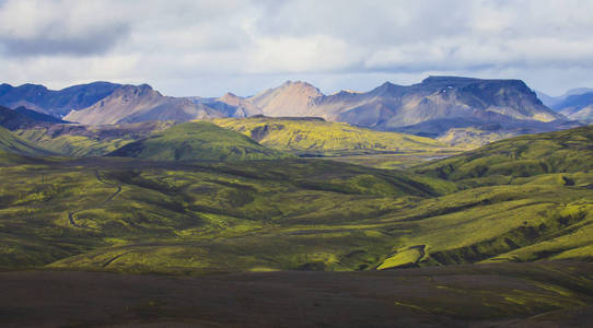 著名的冰岛最受欢迎旅游目的地和冰岛的高地 Landmannalaugar 五彩山徒步旅行枢纽景观视图，南冰岛