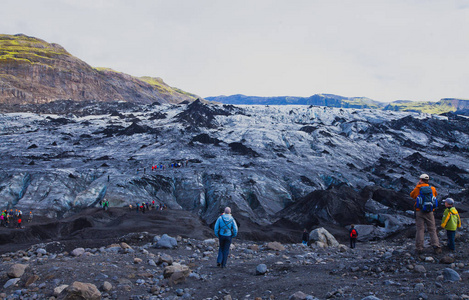 冰岛冰川与一群登山客徒步旅行游客攀登探索冰岛著名冰川