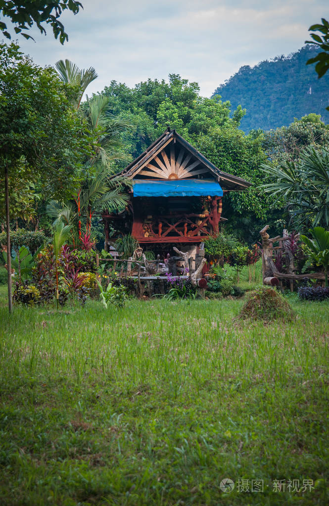 在雨克山森林保护区泰国传统多彩多姿的木房子