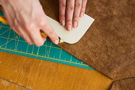 裁缝用模具刀切割皮革照片