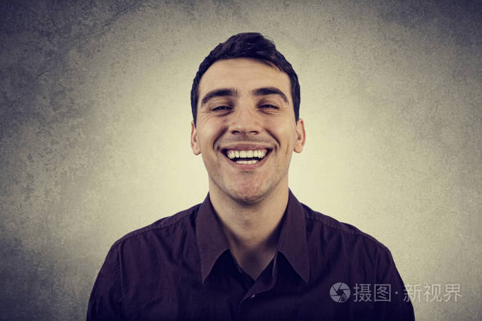 假笑虚假的年轻人微笑