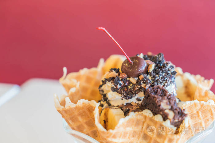 在食用华夫格碗冰淇淋圣代照片-正版商用图片0y537k-摄图新视界