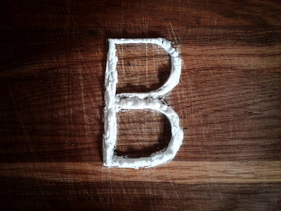 字母 B 在木制的背景