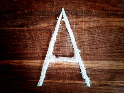 木材的背景上的字母 A