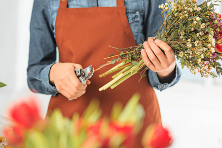 在工作的花店 女人做时尚现代的不同花束女手