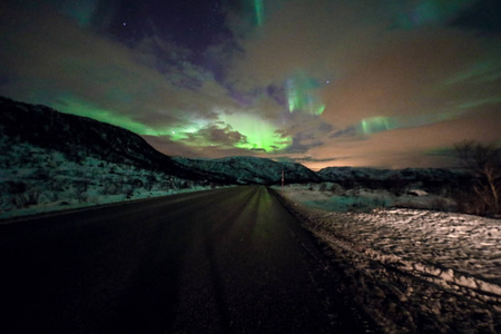 惊人的五彩的北极光也知道如夜空结束罗浮北极光景观，挪威，斯堪的那维亚。作为抽象的自然背景模糊