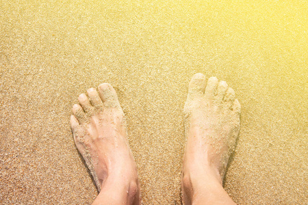 女性的脚在沙滩上