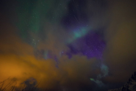 惊人的五彩的北极光也知道如夜空结束罗浮北极光景观，挪威，斯堪的那维亚