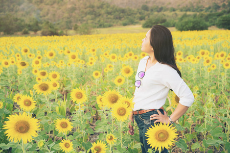 田在向日葵田微笑着幸福快乐的女人向日葵田夏日阳光明媚的向日葵