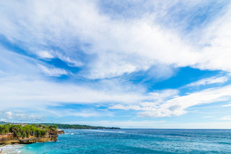 夏日海滩与云 蓝蓝的天空和棕榈树。美丽的热带天堂，为假期和放松副本空间背景。印度尼西亚巴厘岛