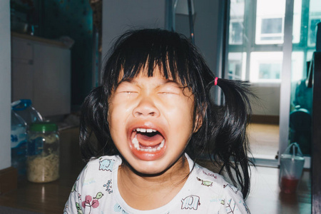 可爱的小亚洲女孩哭泣照片