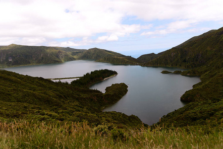 这座火山的火山口湖图片