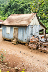 木材的农家小院图片