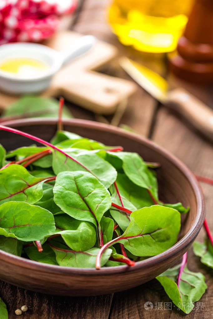 木背景上新鲜的切德叶