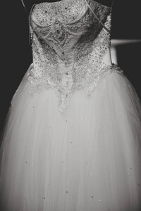 华丽的新娘的礼服与紧身胸衣绣有珠宝挂