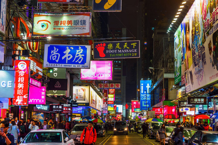 香港街头人像香港九龙夜间街头一幕照片