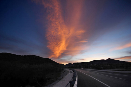 美丽的日落时的高速公路景观