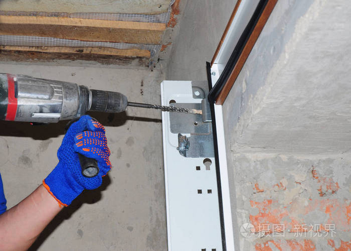 车库门安装和更换固定车库门弹簧钻孔