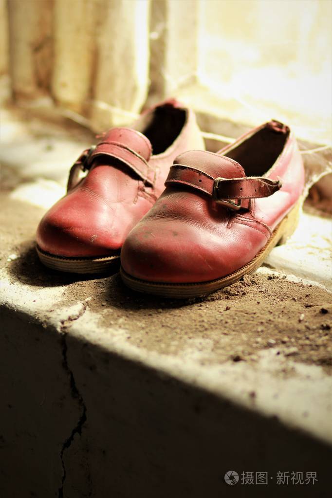 老式尘土飞扬的旧鞋子
