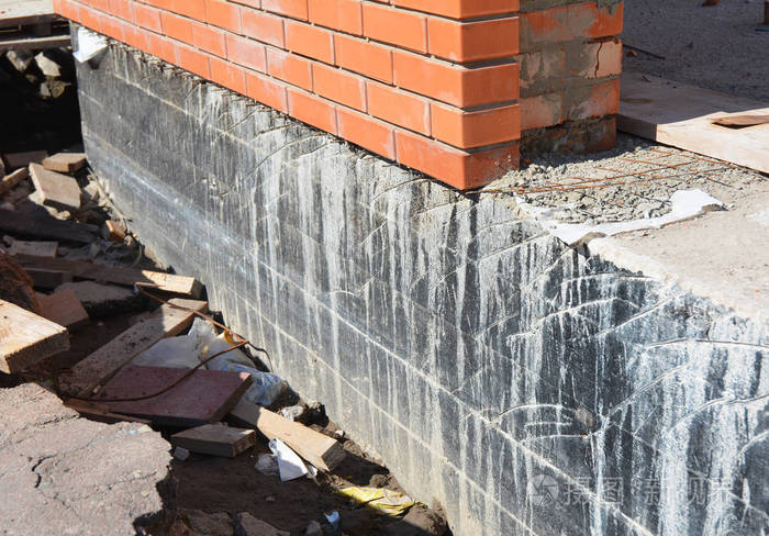 防水基础房屋墙体基础防水和防湿涂料防水房屋基础上喷洒焦油