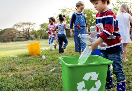 幼儿园孩子清理垃圾
