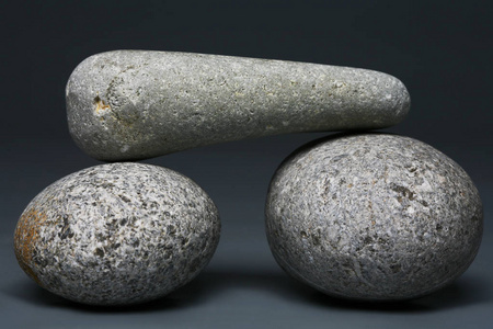 堆栈的石头暗灰色的背景上的卵石