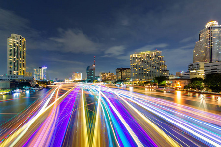 美丽的夜晚曼谷市速度灯还亮着昭披耶河