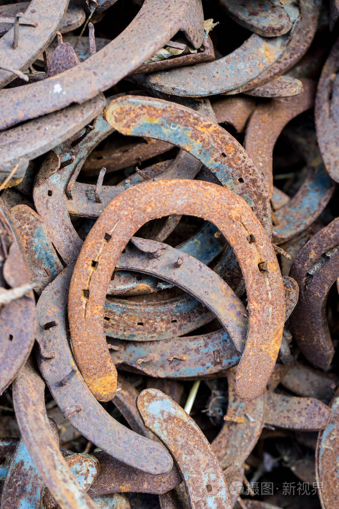 大堆生锈用马蹄铁