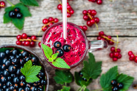 健康的果汁从水果和酸奶。黑醋栗维生素饮料，夏天甜品概念的混合莓果