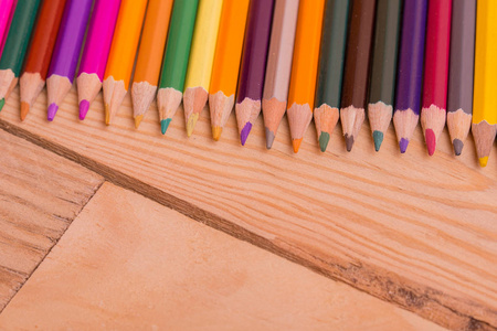 木制的彩色铅笔，木制的桌子上