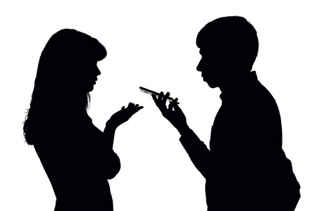 吵架因为已婚夫妇的剪影的电子设备照片